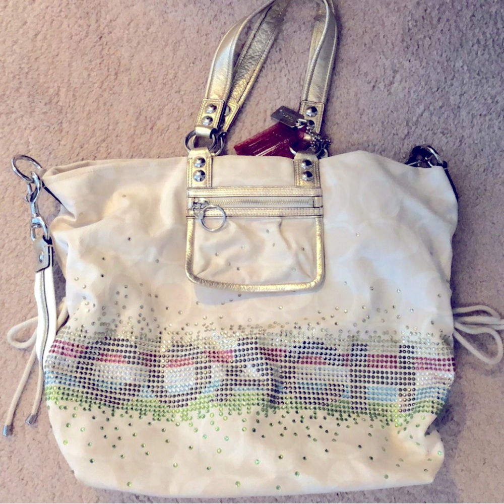 Coach Poppy! Rare & HTF WHITE bag! Stunning 😍
NWOT